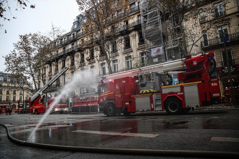 Los bomberos luchan contra las llamas. 