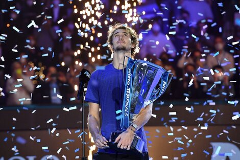 Zverev mira al cielo mientras sostiene la Copa