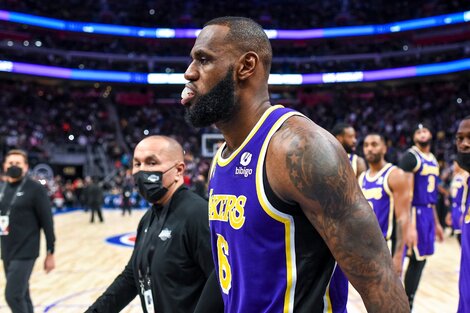 LeBron, expulsado por un codazo e involucrado en un escándalo