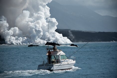 Islas Canarias: confinan a 3.000 personas por un nuevo derrame de lava al mar