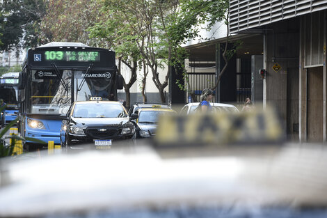 "Taxistas dicen que levantan pasajeros en paradas de colectivo". (Fuente: Andres Macera)