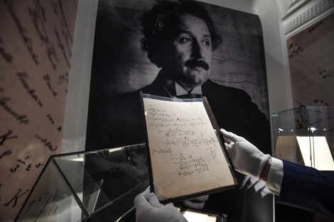 Un manuscrito de Einstein fue subastado al precio récord de 11,6 millones euros  