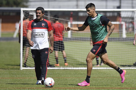 Nicolás Castro es uno de los jugadores que vuelve a la titularidad para mejorar el juego.