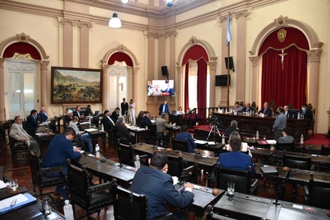 El oficialismo prevalece en el Senado y la oposición reacomoda sus bloque