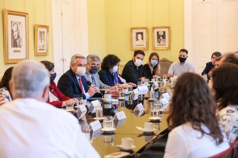 Alberto Fernández expresó  su “orgullo por nuestra ciencia y tecnología que está dando un paso más”, al encabezar en la Casa Rosada un nuevo encuentro de la Mesa Interministerial para la Investigación, Desarrollo y Producción de Vacunas.