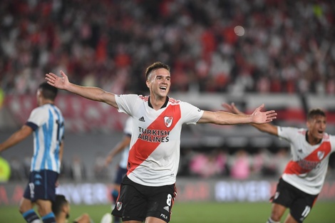 Palavecino festeja el primero de River en el Monumental.