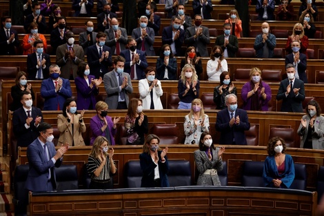 Sánchez (abajo, izq.) celebra la aprobación deprl esupuesto con la bancada oficialista. 