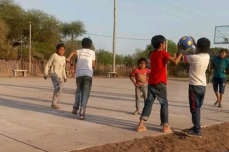 Dos clubes con infancias wichí buscan un premio de River para tener su cancha