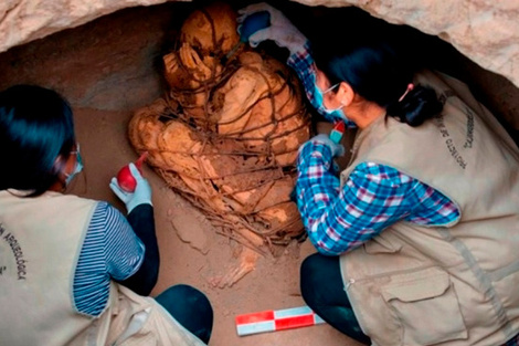 Perú: Hallaron una momia de 800 años en una misteriosa posición