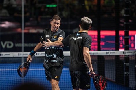Di Nenno se saluda con Navarro durante la final (Fuente: Prensa Padel Master)