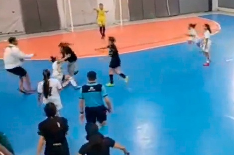 Brutal agresión a una jugadora de futsal de Boca en pleno partido