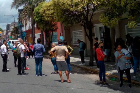 Las autoridades del establecimiento no se manifestaron sobre lo ocurrido y tampoco quisieron hablar con los padres que exigían su presencia en la puerta del Jardín.