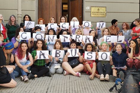 El acto de apoyo de Actrices Argentinas a Thelma Fardin en el juicio a Juan Darthés 