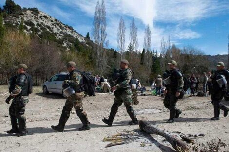 Fuerzas de seguridad patrullando territorios mapuche (Fuente: Télam)