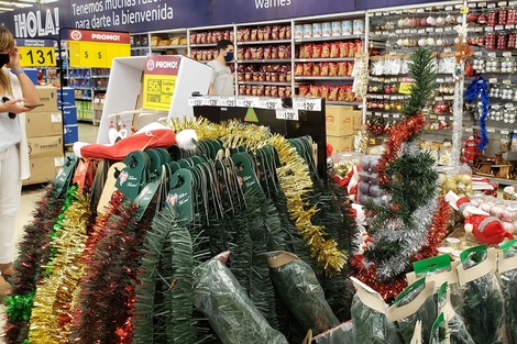 Cuánto cuesta armar un árbol de Navidad con toda su decoración completa, incluido el pesebre.