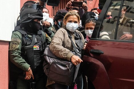  la ex presidenta de facto de Bolivia, Jeanine Añez, siendo trasladada al Centro de Orientación Femenina de Obrajes, en La Paz, Bolivia, el 15 de marzo de 2021.