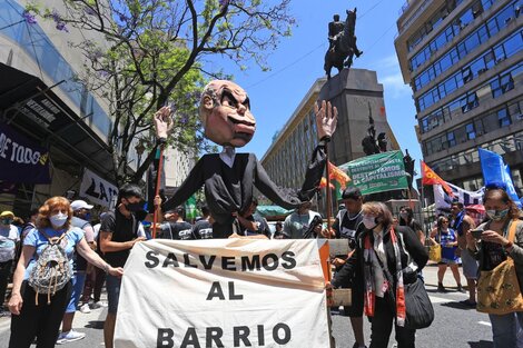 Activistas y vecinos se manifestaron alrededor de una Legislatura vallada 