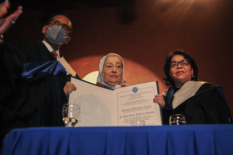 Hebe de Bonafini recibió el Honoris Causa de la Universidad de Santo Domingo