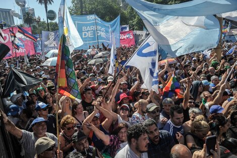 Una concentración en Plaza de Mayo por la democracia y los derechos humanos