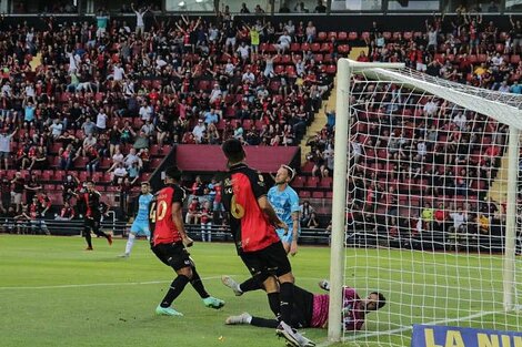 Liga Profesional: Colón goleó y hundió más a Atletico Tucumán