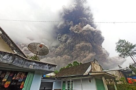 Indonesia integra el llamado "Anillo de Fuego" del Pacífico, con 130 volcanes activos, y es frecuente que experimente alta actividad sísmica.