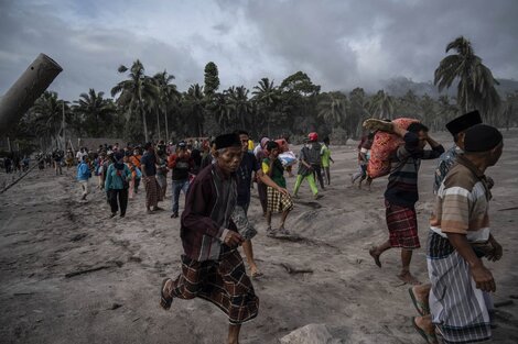 Indonesia: al menos 14 muertos por la erupción de un volcán