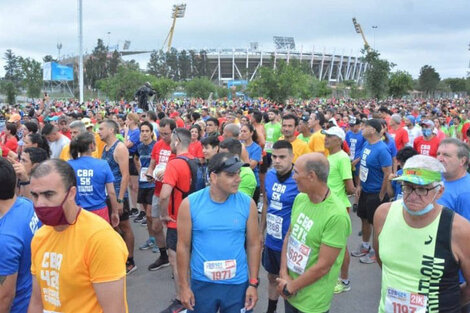 Corredores de la Maratón de Córdoba, con el estadio Kempes de fondo.