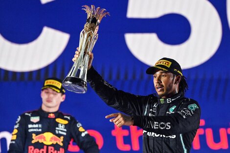 Hamilton celebra la victoria, Verstappen la sufre (Fuente: AFP)