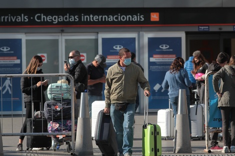 Un hombre que reside en San Luis y volvió de Sudáfrica es el primero que da positivo de la variante Ómicron en la Argentina.