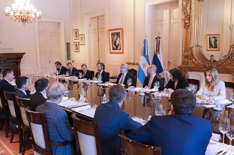 El Presidente en el Salón Eva Perón, lugar elegido para el almuerzo. 