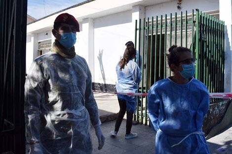 Confiado por los resultados del primer hisopado negativo, el viajero desplegó una intensa actividad social entre el viernes y el sábado. 