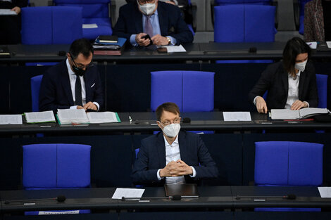 El ministro de Salud de Alemania, Karl Lauterbach, durante la sesion sobre vacunacion.