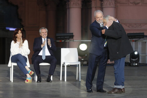 Cristina Fernández y Alberto Fernández aplauden a los exmandatarios de Brasil y Uruguay.