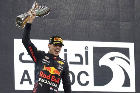 Verstappen levanta el trofeo del GP de Abu Dhabi. El de campeón se lo darán el jueves en la ceremonia anual de la F1