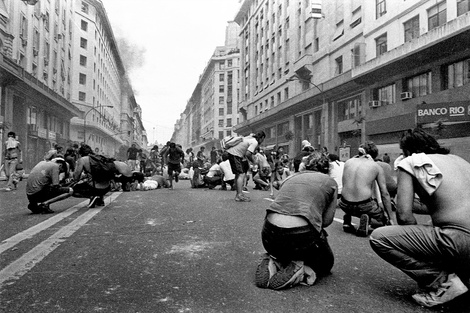 Este lunes a las 19 hs en la sala Juan Ortíz de la Biblioteca Nacional se presentará el libro “2001. Fotografías diciembre 2001 - junio 2002”, de Paloma García y editado por Grupo Editorial Sur.