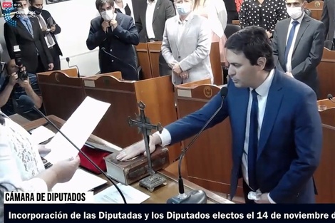 Gustvo Aguirre jurando como Diputado Provincial.