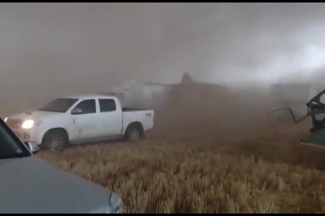 Video: el impactante momento en que un grupo de personas quedan atrapadas en medio de una tormenta 