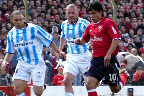 Un jovensísimo Agüero frente a Martín Vitali y Diego Crosa en el recordado clásico de 2005 (Fuente: Prensa Independiente)