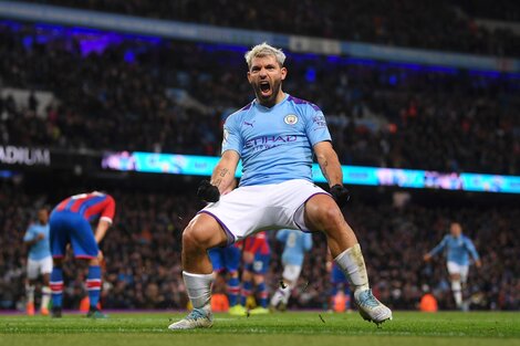 El Kun celebrando uno de sus goles en el Manchester City (Fuente: EFE)