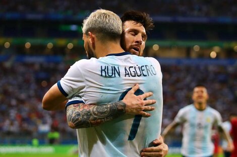 Lágrimas, agradecimientos y flores: el adiós del fútbol al Kun Agüero