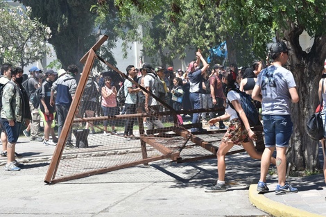 Manifestantes en Chubut contra la ley que habilita la explotación minera en nuevas regiones de la provincia