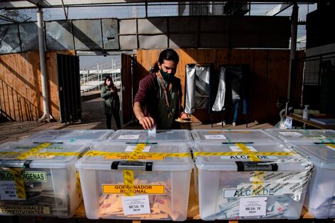 Los electores que votan en las elecciones en Chile pueden averiguar en Servel dónde deben hacerlo.