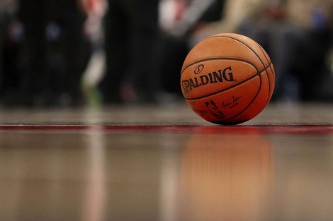 La pelota se paró en la NBA, con varios partidos postergados por contagios de Covid (Fuente: AFP)