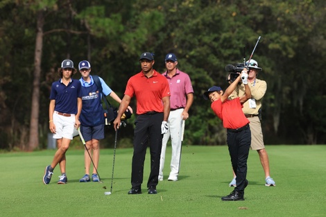 Tiger Woods regresó junto a su hijo Charlie con un segundo puesto