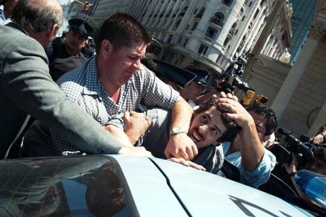 El ministro de Interior, Wado de Pedro, durante la represion de diciembre de 2001 en Plaza de Mayo  (Fuente: Télam)