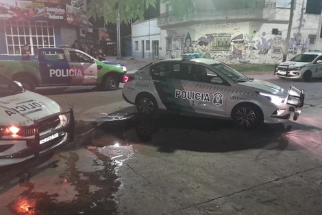 Los baleó por un pelotazo y se atrincheró en su casa