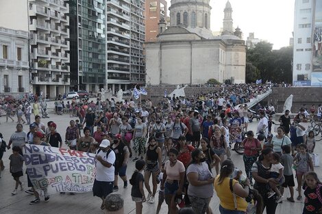 Ingreso de columnas de manifestantes al Patio Cívico. (Fuente: Sebastián Joel Vargas)