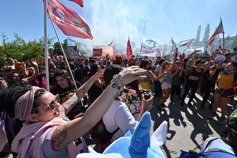 Cientos de personas celebraron fuera de la Legislatura de Chubut la derogación de la ley que habilitaba la megaminería.