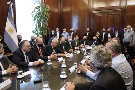 Presentación del programa en la sede del Banco Nación. Kulfas y Domínguez junto a gobernadores.