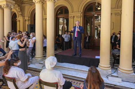 El presidente Alberto Fernández compartió un brindis por las fiestas de fin de año con los trabajadores y trabajadoras de la Casa Rosada.